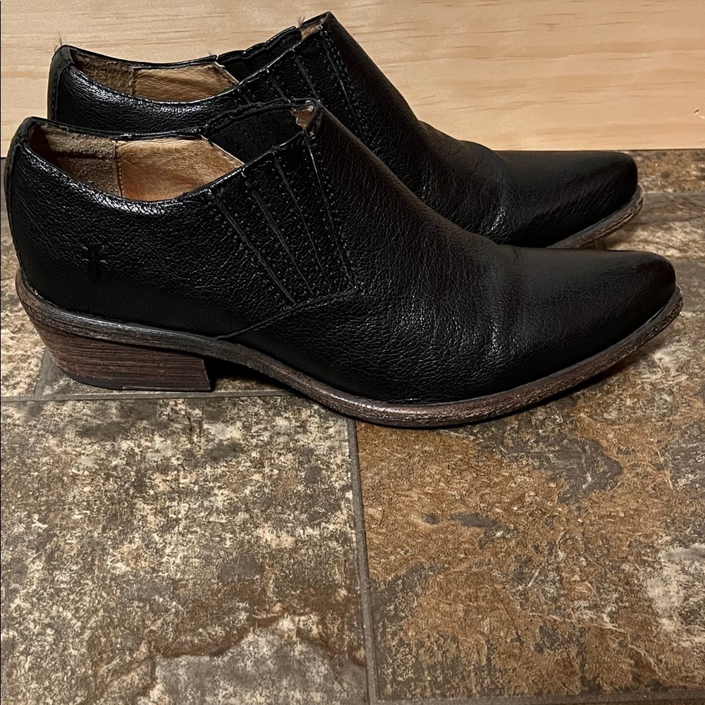 Frye Black LeatherWomen’s western style shoes. Size 6B